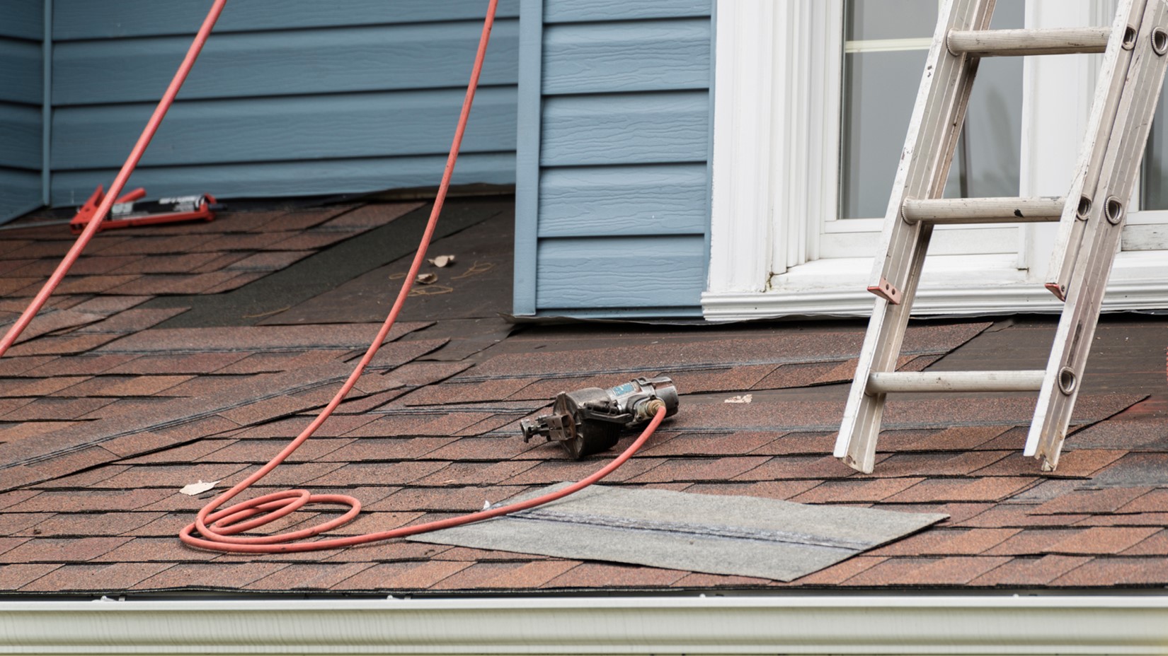 8 Maintenance Tips from the Best Residential Roofing Company in Des